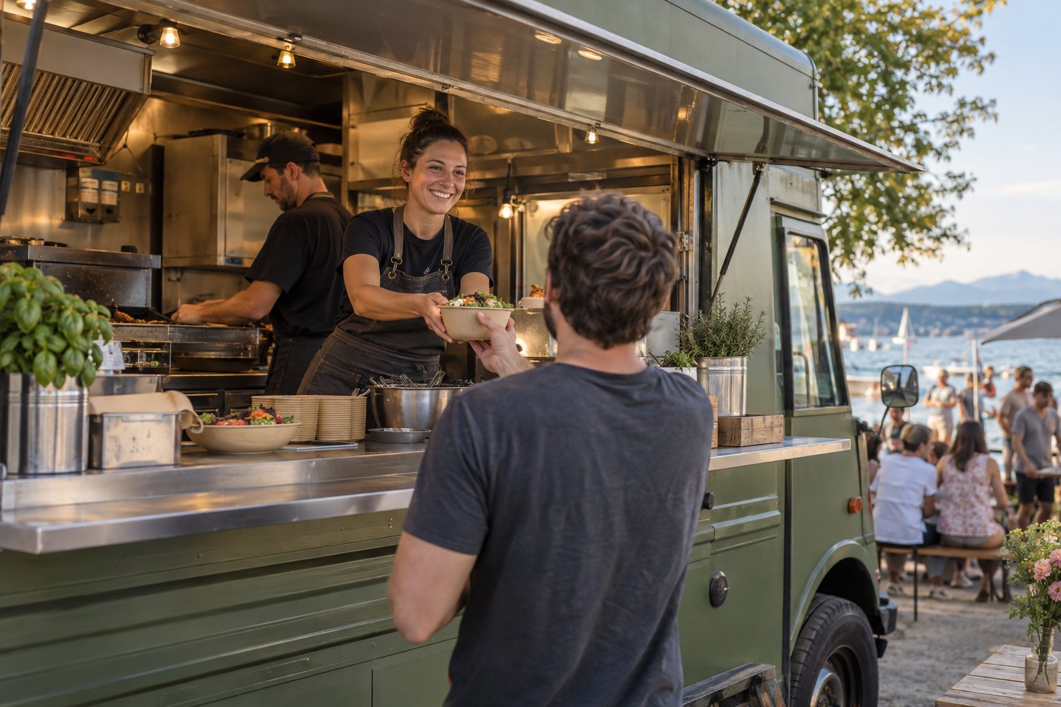 Ein Foodtruck-Team bei der Arbeit